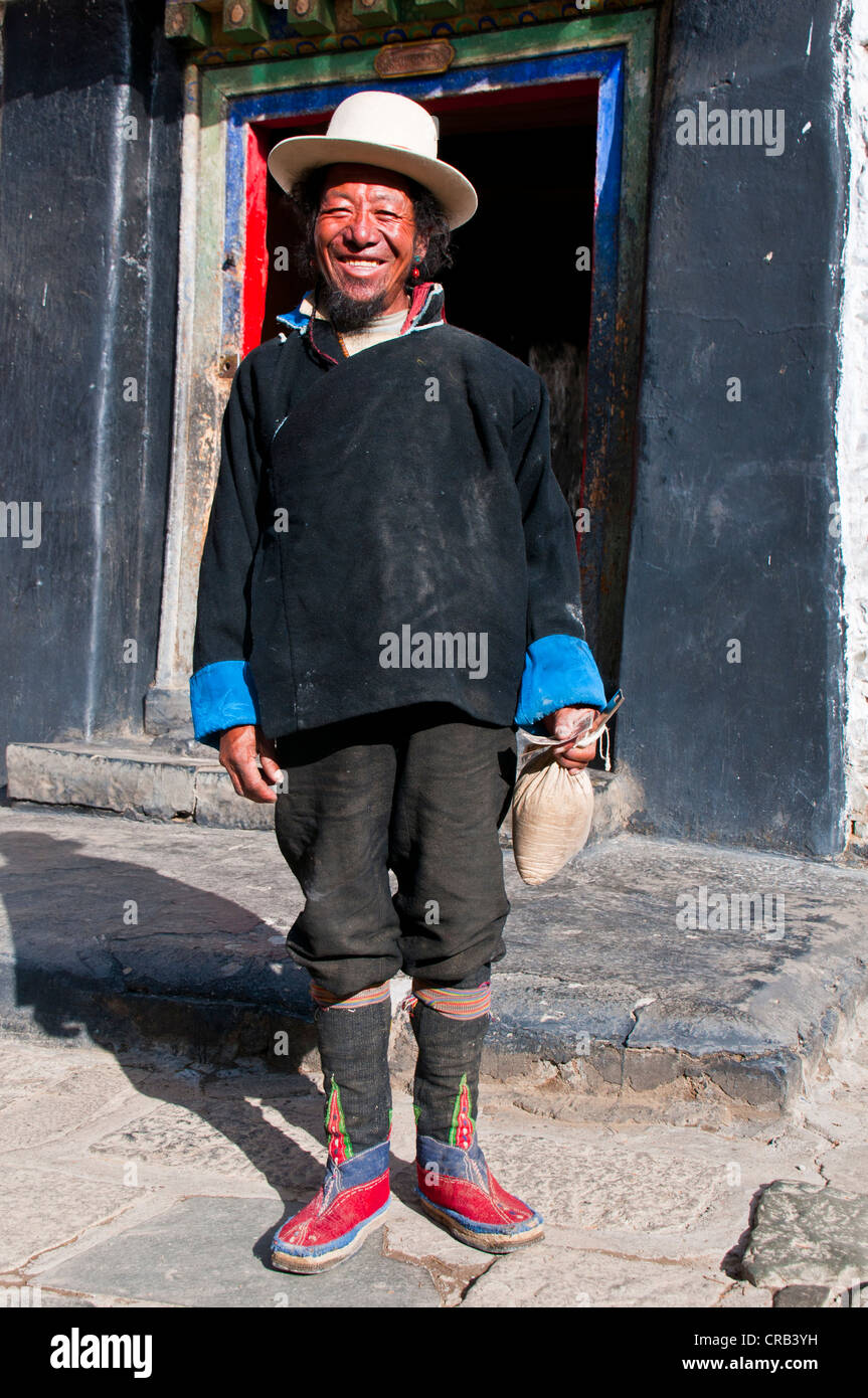 Gentile pellegrino in monastero Tashilhunpo, Shigatse, nel Tibet, Asia Foto Stock