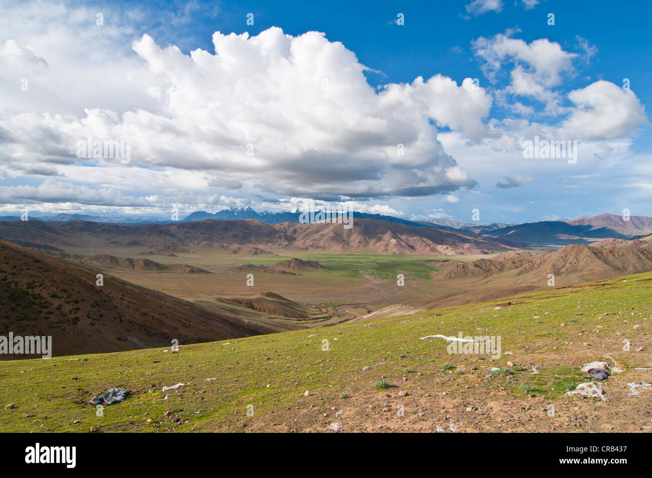 Montagna paesaggio himalayano lungo la via meridionale nel Tibet occidentale, Asia Foto Stock