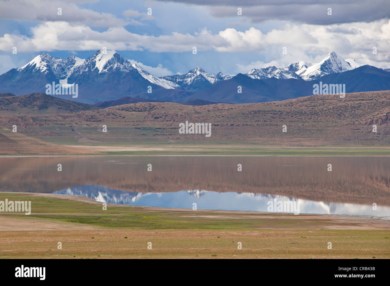 Alta alpine lago di montagna nella parte anteriore del Himalaya lungo la via meridionale nel Tibet occidentale, Tibet, Asia Foto Stock