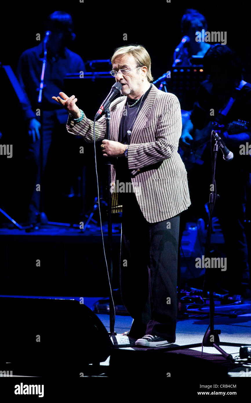 Il cantante italiano Lucio Dalla esecuzione dal vivo presso la sala concerti del KKL di Lucerna, Svizzera, Europa Foto Stock