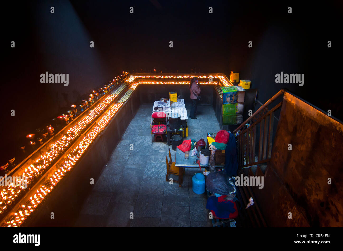 Dark Room con molte candele di preghiera nel Tempio Ramoche, Lhasa, in Tibet, in Asia Foto Stock