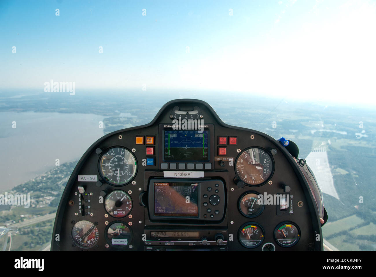 Il cockpit di un piccolo aereo affacciato sul paesaggio della sponda orientale del Maryland Foto Stock
