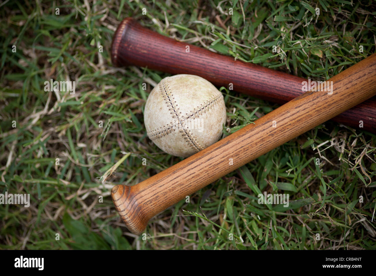 Vintage Base mazze a sfera e sfera seduta in erba Foto Stock