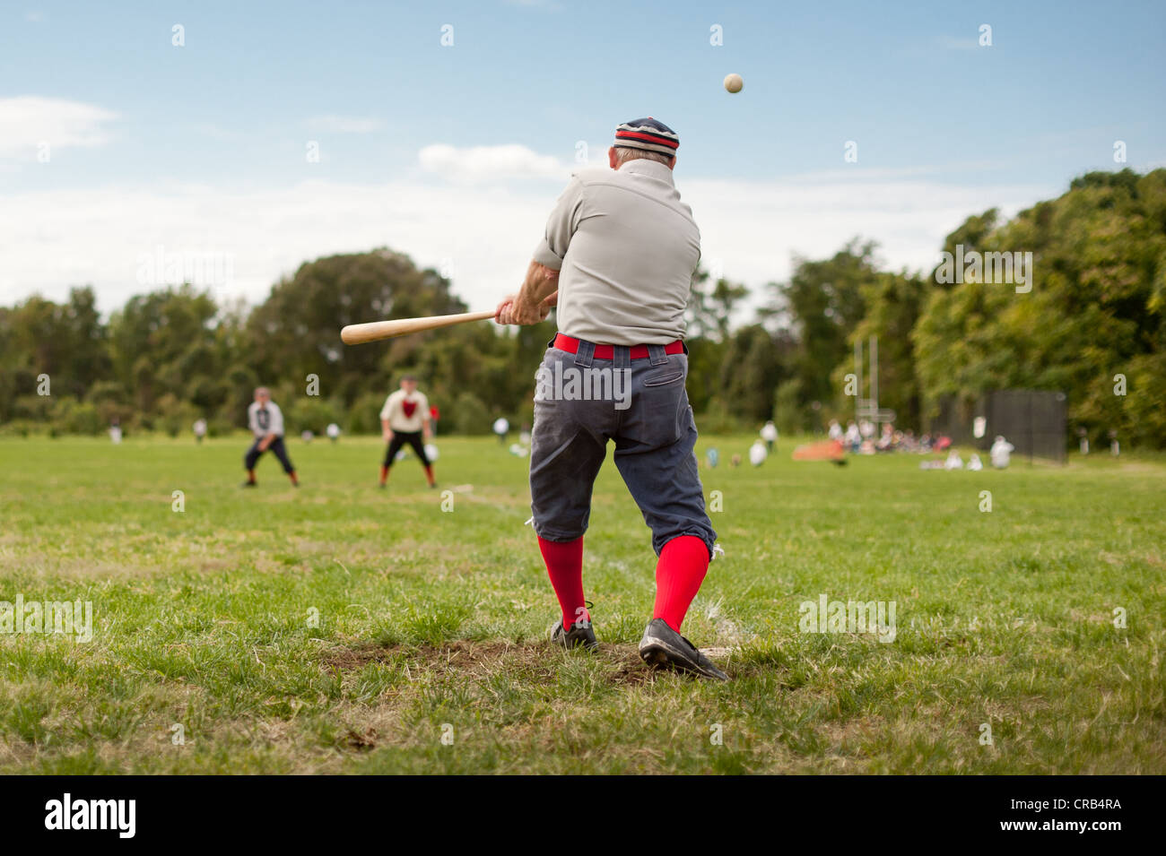 Gli uomini che giocano una partita di Vintage sfera di base Foto Stock