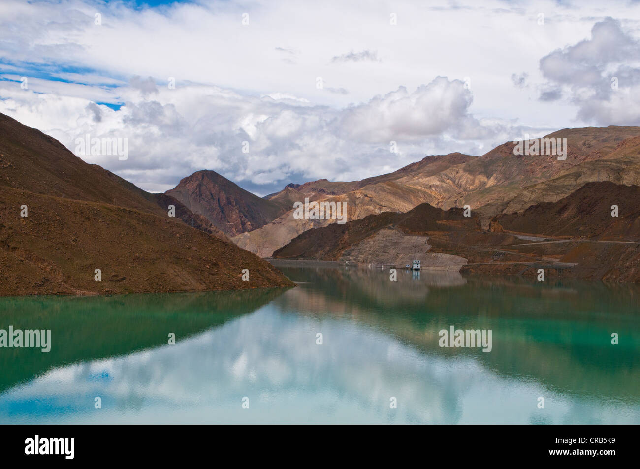 Lago di storage su la Friendship Highway, il Tibet, Asia Foto Stock