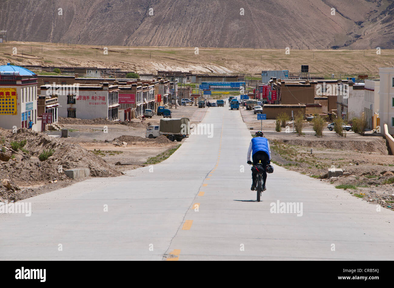 La città di Tingri sulla Friendship Highway, il Tibet, Asia Foto Stock