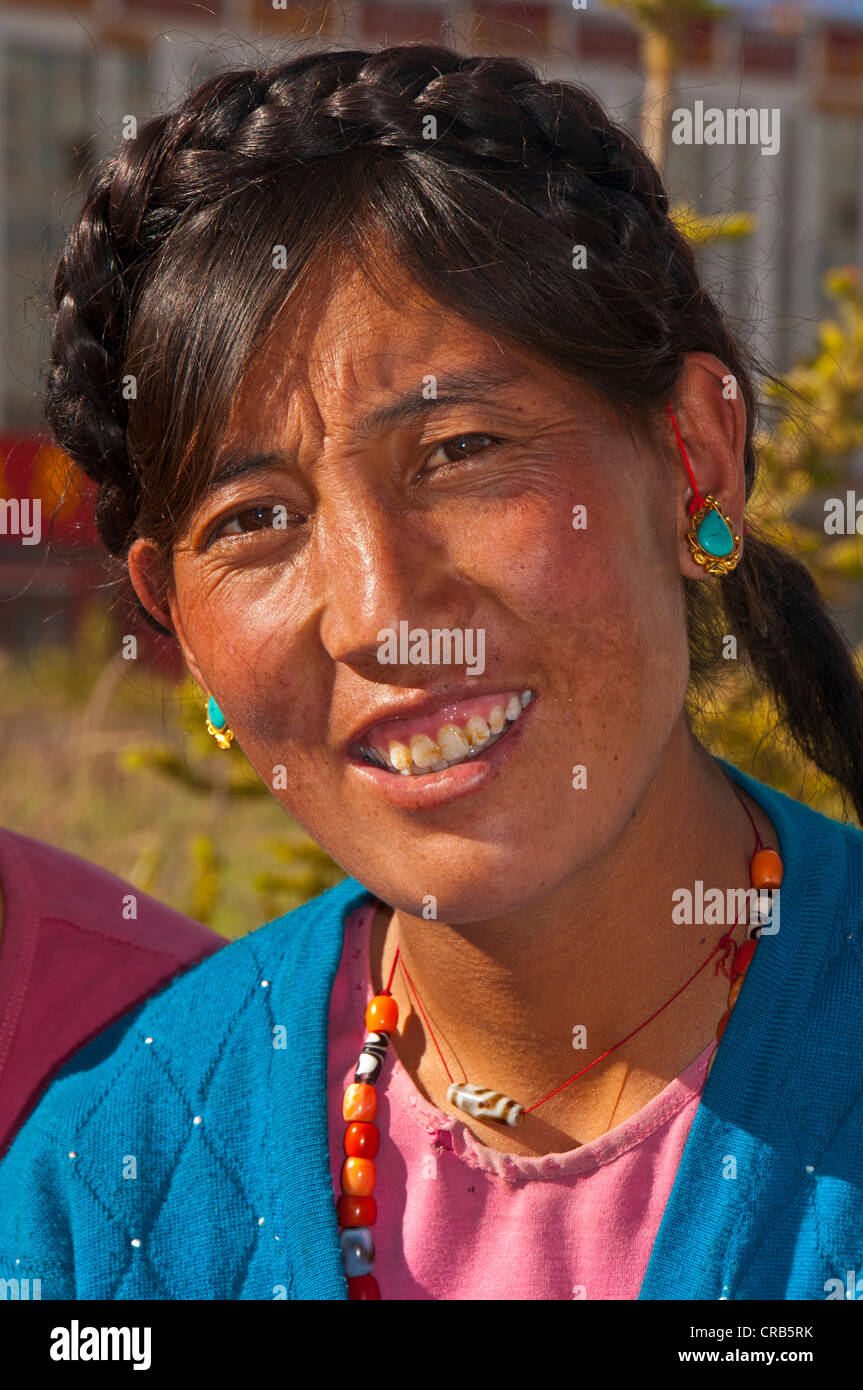 Amichevole donna tibetana, ritratto, nella città di Ali, Shiquanhe, città più occidentale del Tibet, Asia Foto Stock