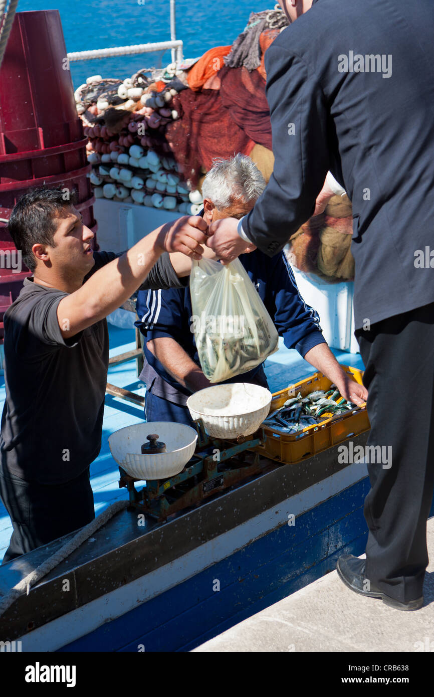 I pescatori vendere pesce fresco direttamente da una barca, Makarska, Dalmazia centrale, Dalmazia, costa adriatica, Croazia, Europa Foto Stock