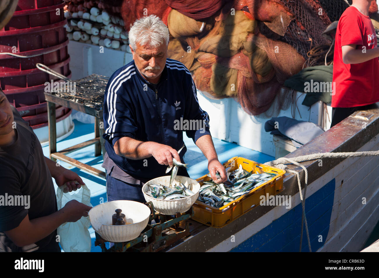 I pescatori vendere pesce fresco direttamente da una barca, Makarska, Dalmazia centrale, Dalmazia, costa adriatica, Croazia, Europa Foto Stock