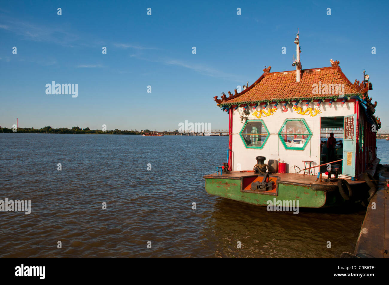 Dragon Boat attraverso il Fiume Songhua, Harbin, Heilongjiang, Cina e Asia Foto Stock