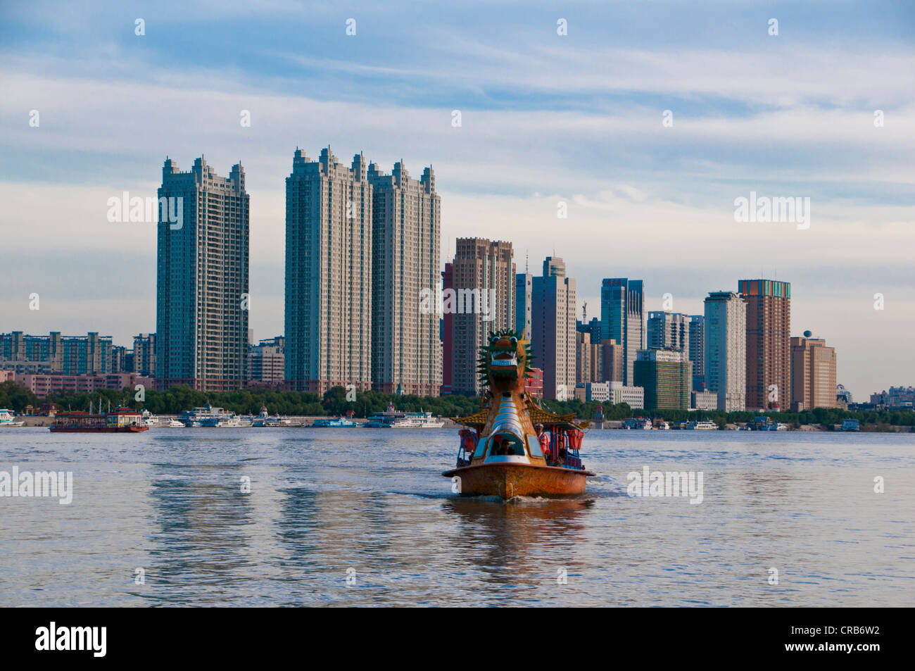 Lo skyline di Harbin Songhua River e il Dragon Boat, Heilongjiang, Cina e Asia Foto Stock