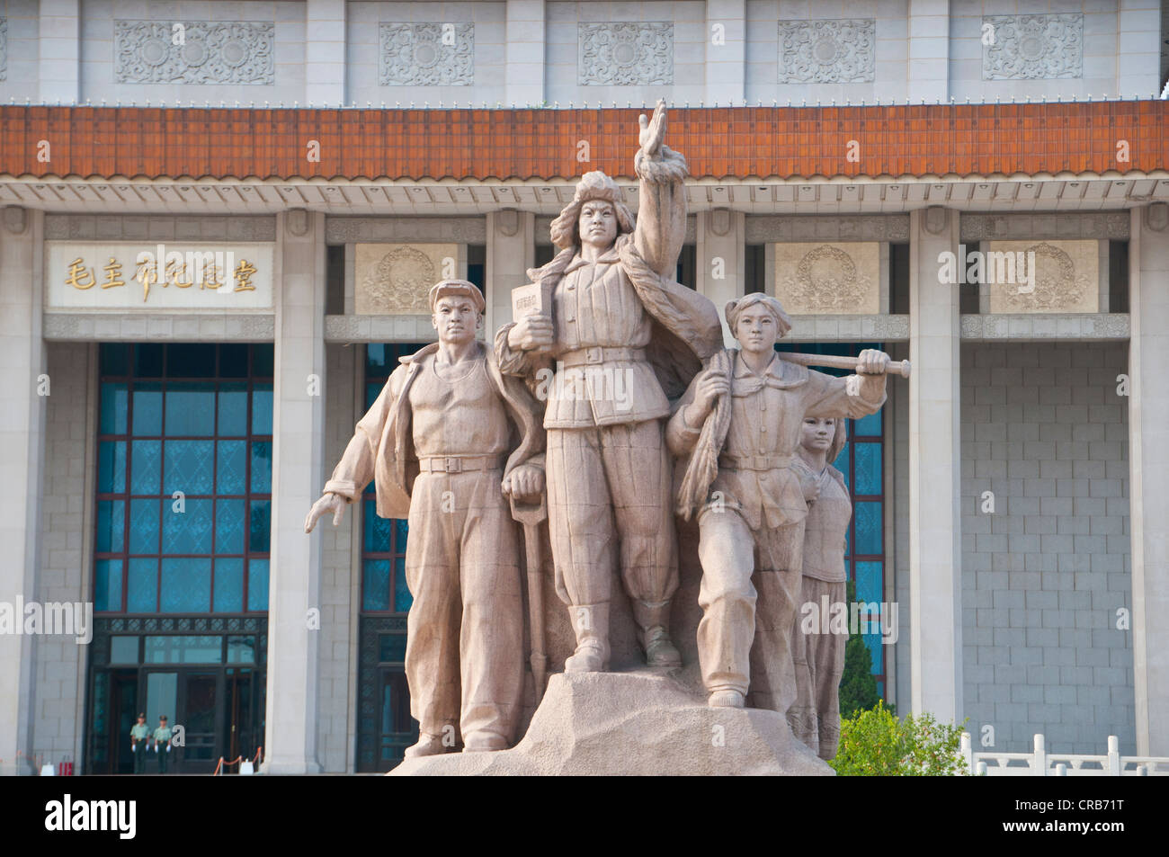 Statue eroica di fronte il mausoleo di Mao Tse Tung a Pechino, Cina, Asia Foto Stock