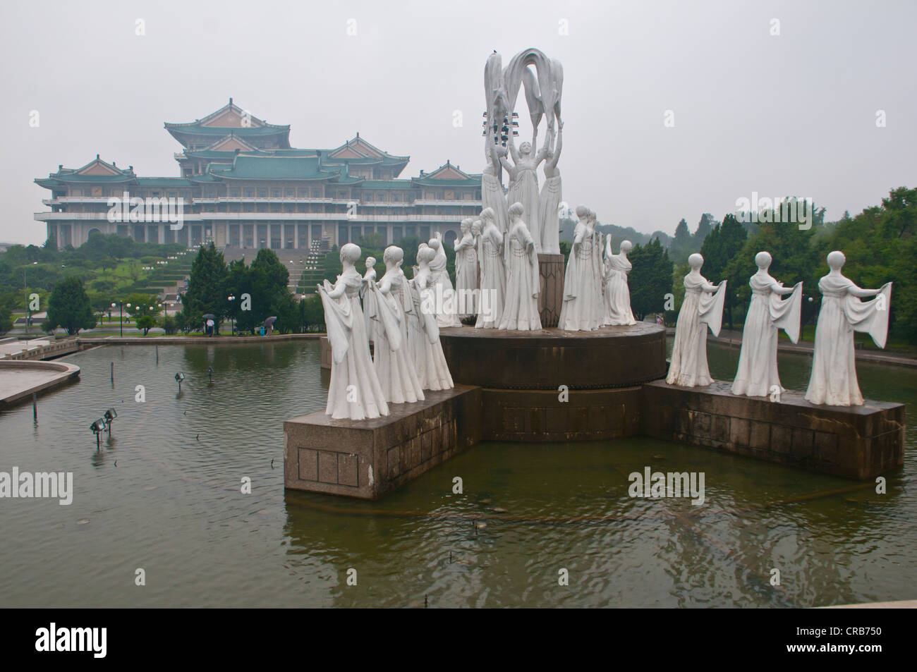 Fontana di fronte al Grand popolare casa di studio, Pyongyang, Corea del Nord, Asia Foto Stock