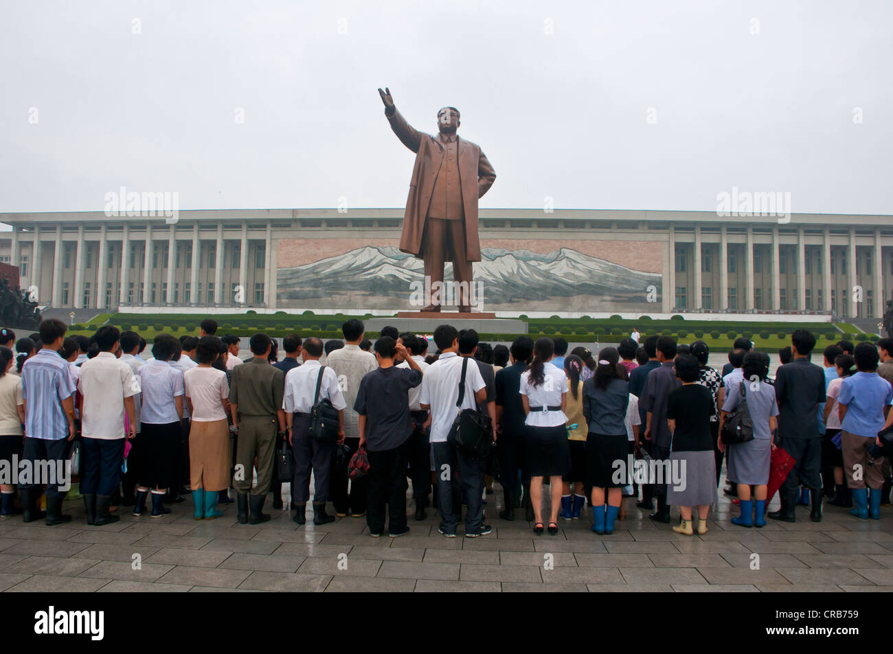 I visitatori a Kim Il Sung Monumento a Mansu Hill, Pyongyang, Corea del Nord, Asia Foto Stock