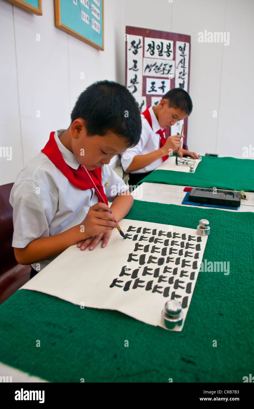 Scelti i bambini praticando la calligrafia in il Palazzo dei Bambini, Pyongyang, Corea del Nord, Asia Foto Stock