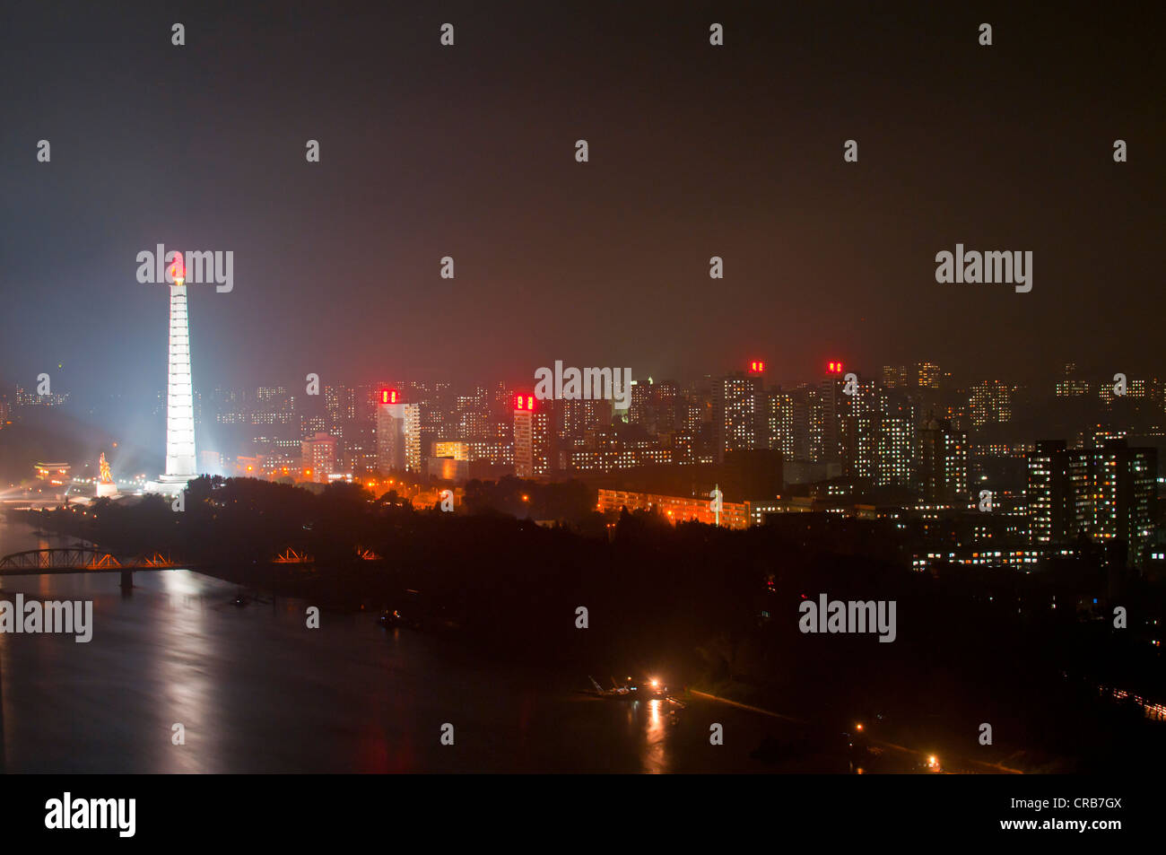 Skyline notturno con la Juche Tower, sinistra, Pyongyang, Corea del Nord, Asia Foto Stock