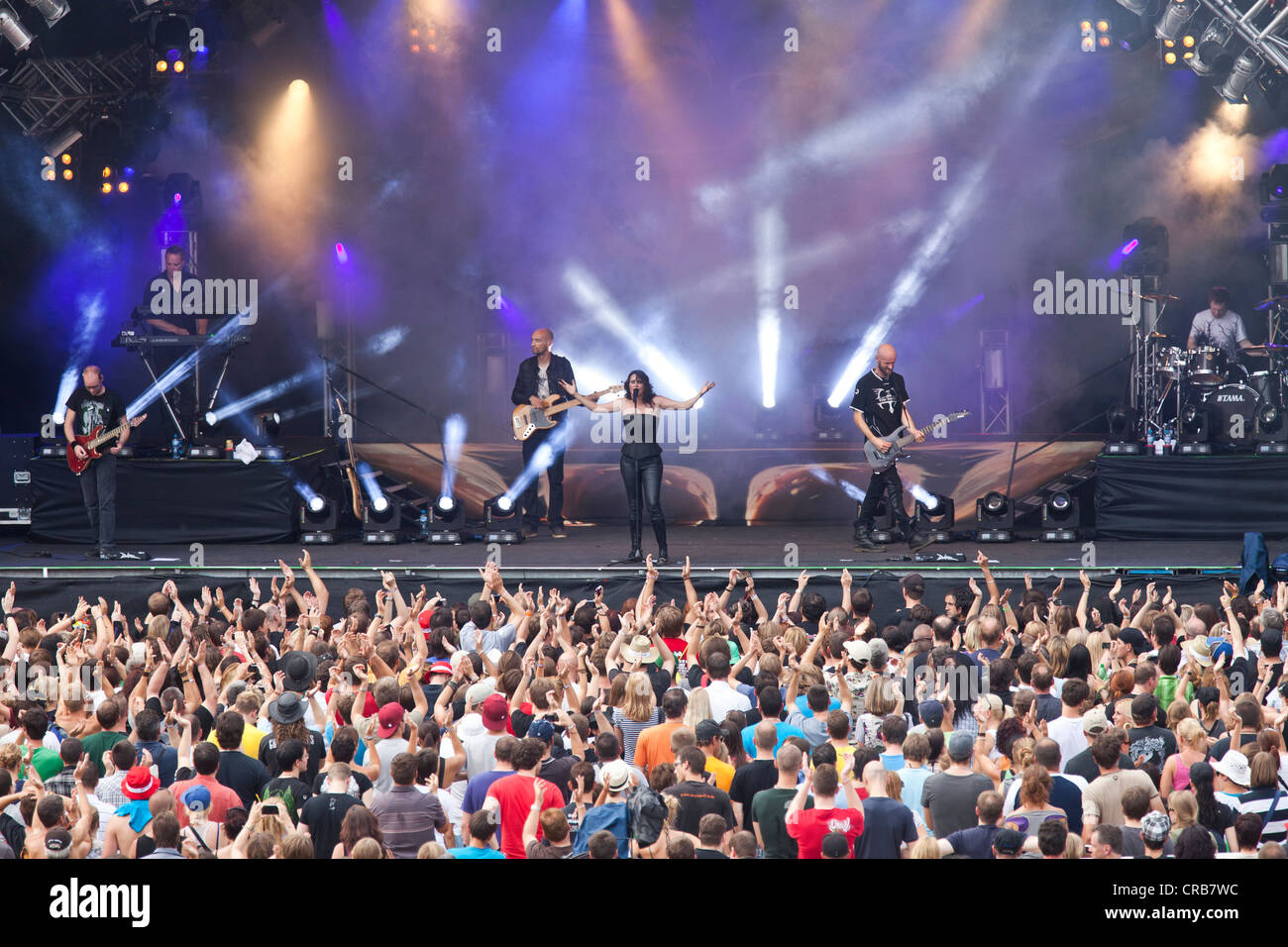 La Sinfonica olandese banda metallica entro la tentazione di eseguire live all'Heitere Open Air Festival di Zofingen, Svizzera Foto Stock