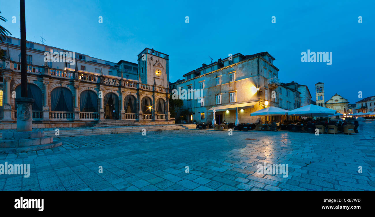 Loggia veneziana, Palace Hotel al porto sul retro, la cattedrale di Santo Stefano, Katedrala Svetog Stjepana, citta di Hvar Foto Stock