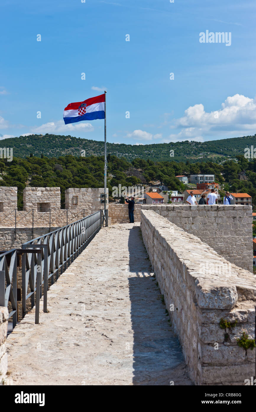 Bandiera croata battenti sul castello di Sibenik, Dalmazia centrale, Dalmazia, costa adriatica, Croazia, Europa PublicGround Foto Stock