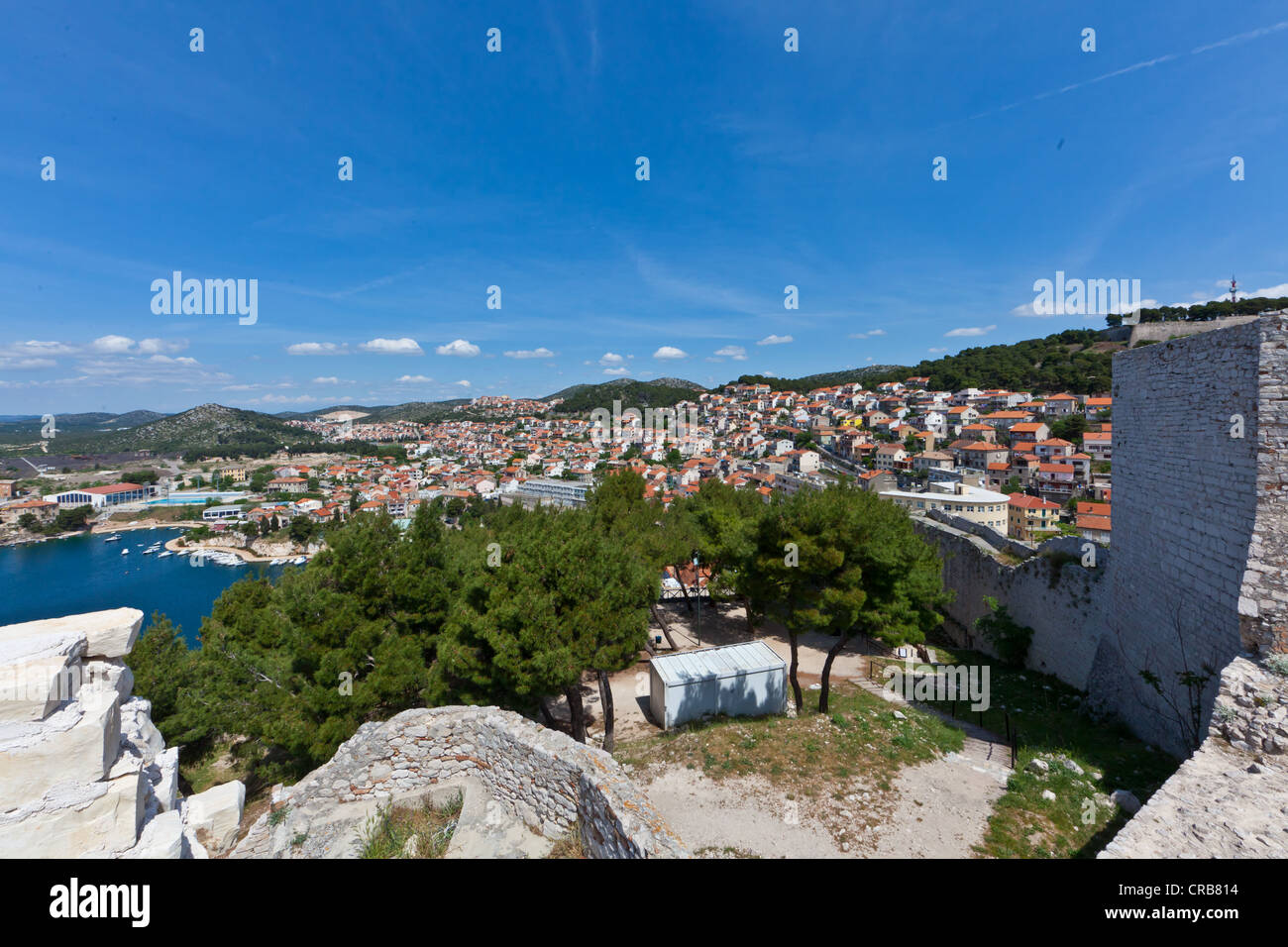 Vista di Sibenik dal castello, Dalmazia centrale, Dalmazia, costa adriatica, Croazia, Europa PublicGround Foto Stock
