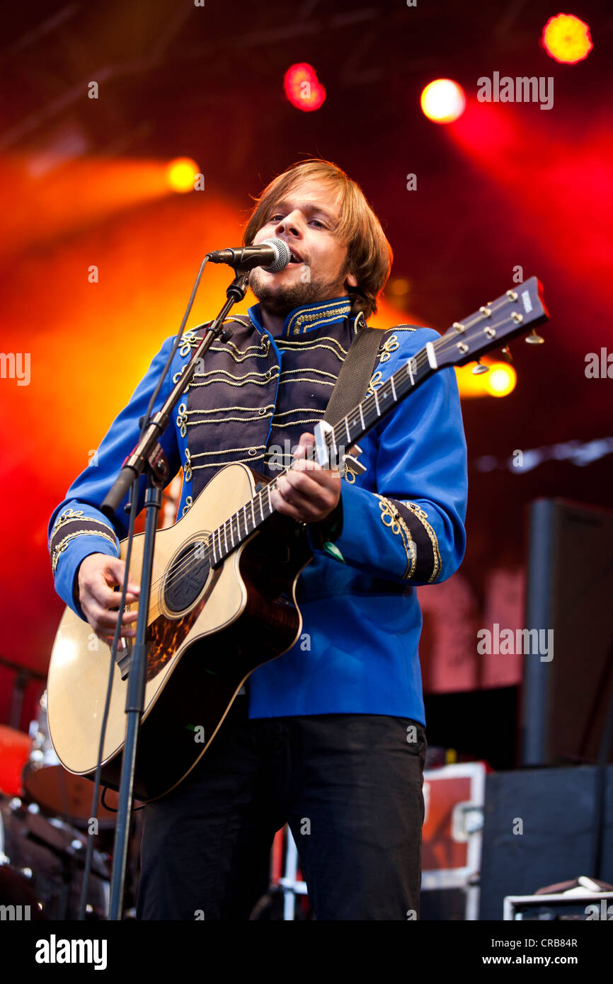 Il cantante e front man Matt Buchli della banda musicale svizzera 77 Bombay strada a suonare dal vivo presso il Heitere Open Air Festival di musica in Foto Stock