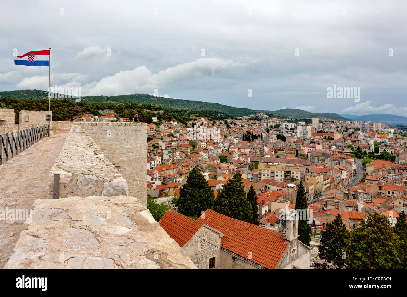 Vista dal castello attraverso Sibenik, Dalmazia centrale, Adriatico, Croazia, Europa PublicGround Foto Stock