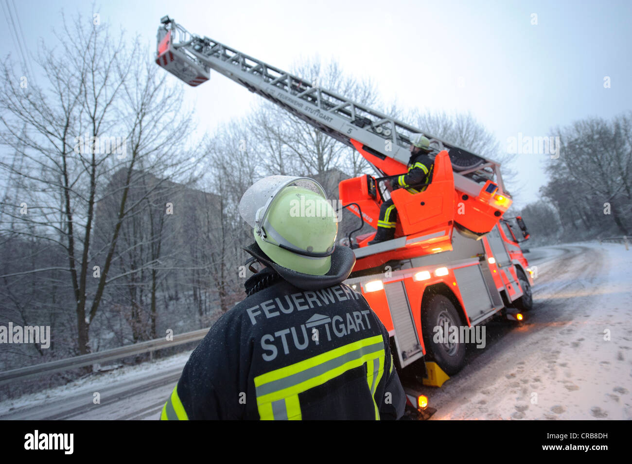 Scaletta della Stuttgart Vigili del fuoco illumina un incidente sul sito di Mittleren Filderstrasse road, Stoccarda Foto Stock