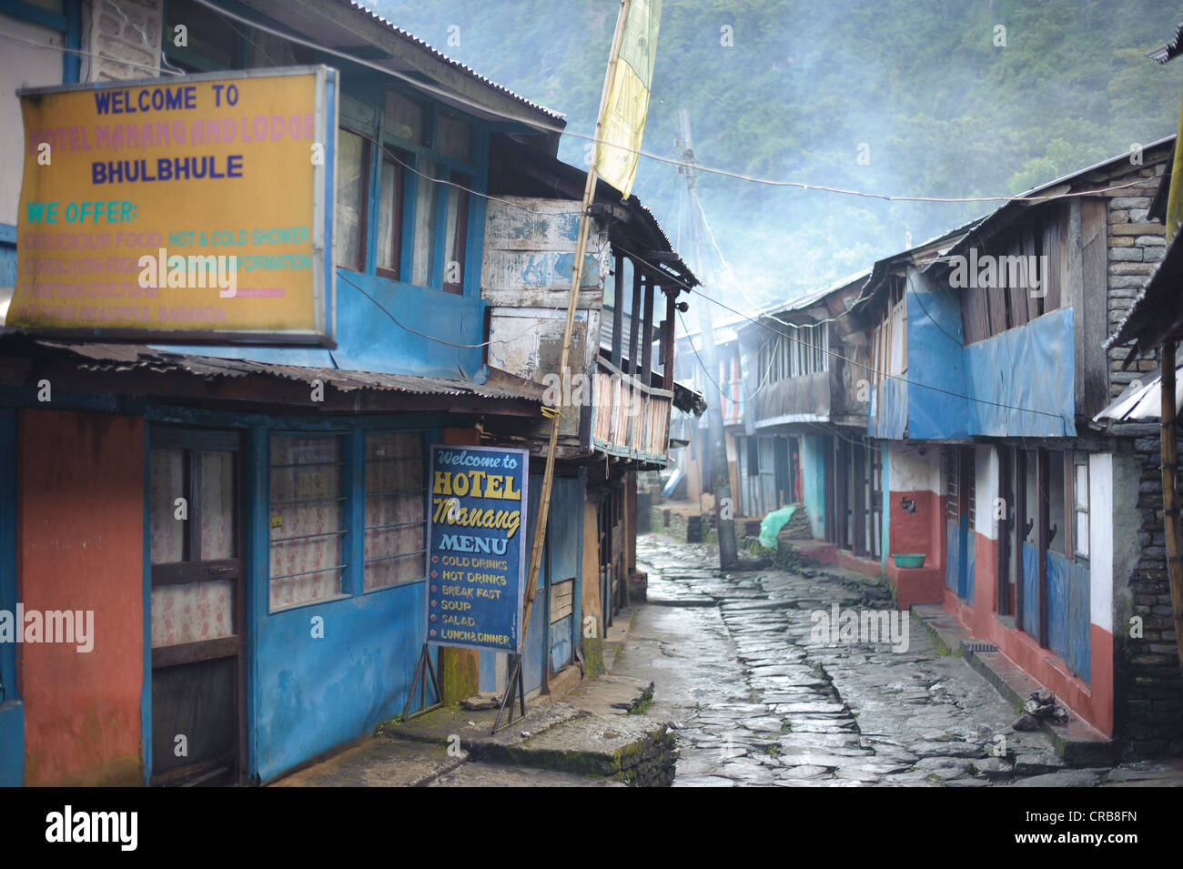 Pensioni e trekking lodges nel villaggio di Bhulbhule che è un popolare punto di partenza per trekking, Lamjung, Nepal Foto Stock