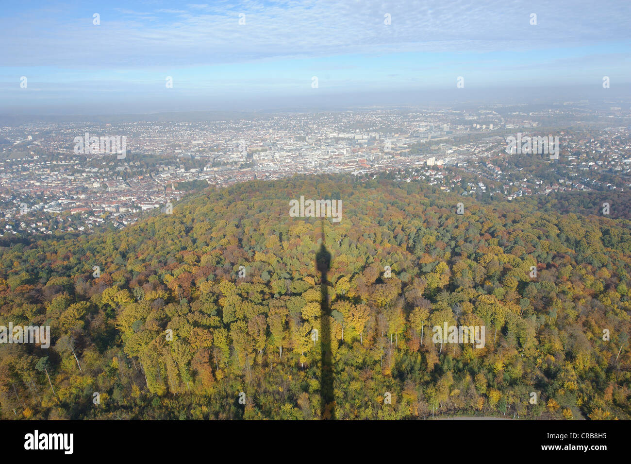 Vista di Stoccarda in autunno come visto dalla torre TV di Stoccarda, Stoccarda, Baden-Wuerttemberg, Germania, Europa Foto Stock