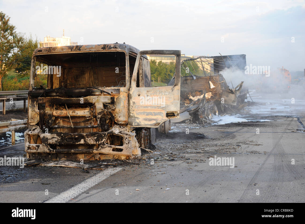 Due bruciato camion sull'autostrada A8, Stoccarda, Baden-Wuerttemberg, Germania, Europa Foto Stock