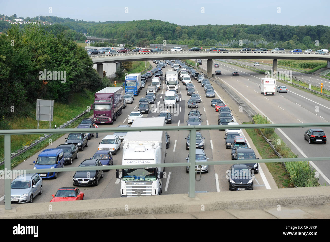 La congestione del traffico su autostrada A8 vicino all'uscita Degerloch, viaggio a Monaco di Baviera, guardando verso Karlsruhe, Stoccarda Foto Stock