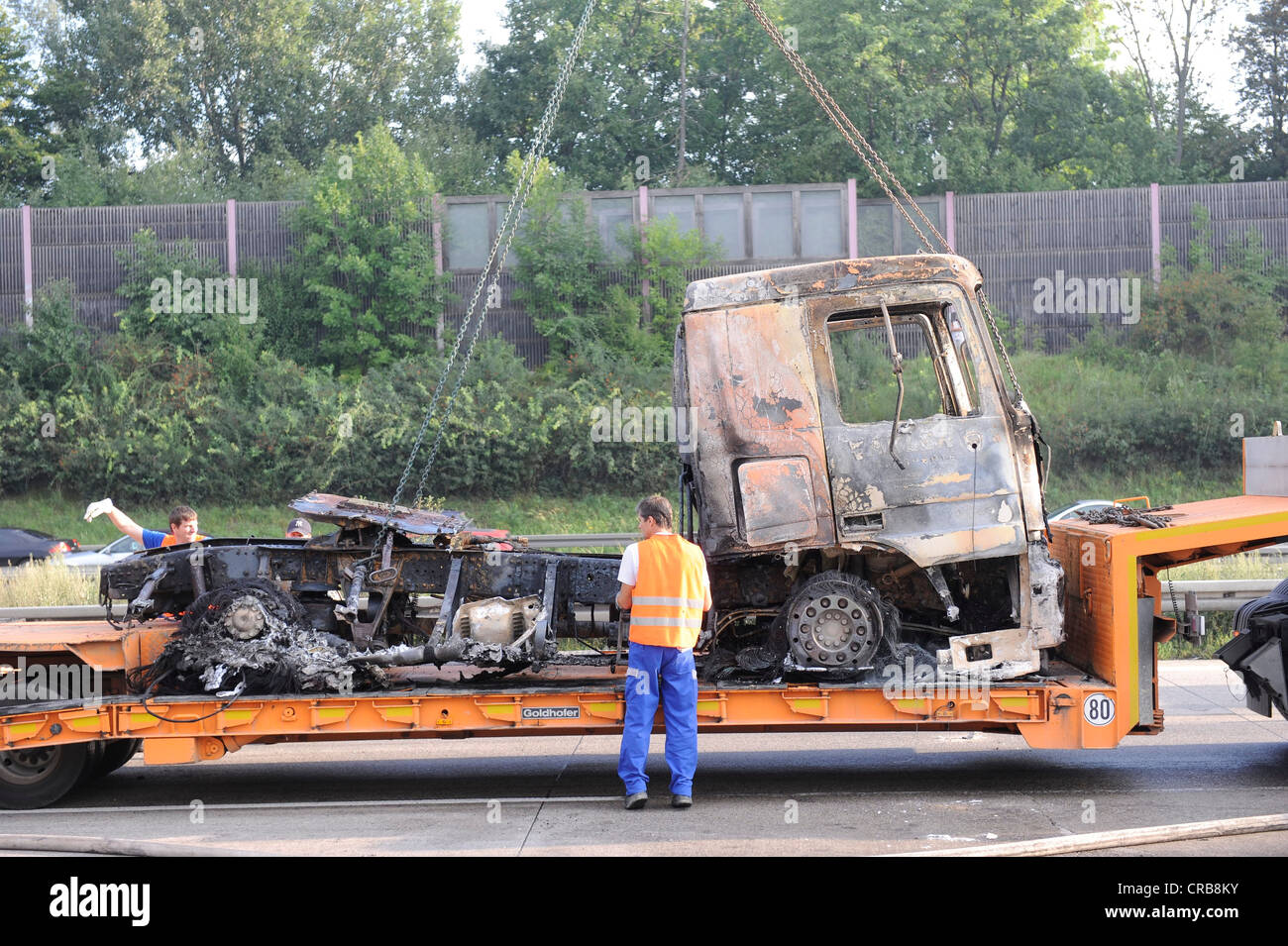 Un bruciato il motore del carrello sul pianale di un carro attrezzi per il distacco sulla autostrada A8, Stoccarda, Baden-Wuerttemberg, Germania, Europa Foto Stock