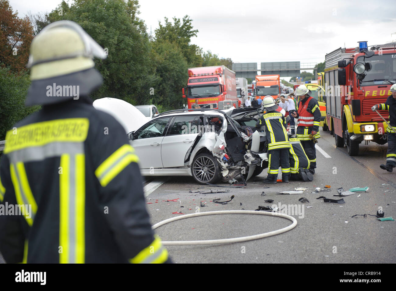 I vigili del fuoco in operazioni di soccorso a seguito di un grave incidente stradale sulla autostrada A81 autostrada, Ludwigsburg Foto Stock