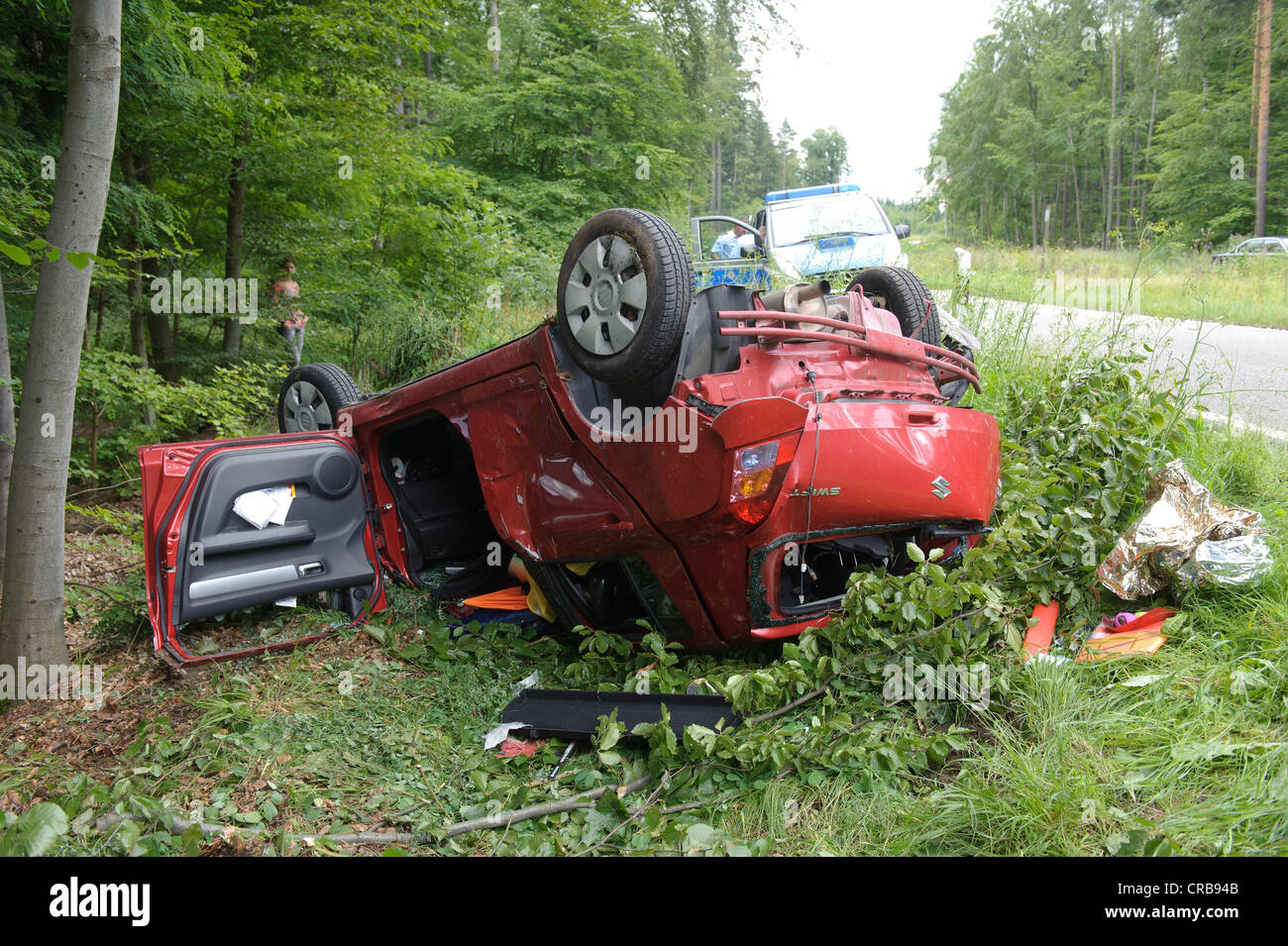 Un rosso danneggiati Suzuki Swift è sdraiato sul suo tetto dopo un incidente stradale sul K 1209 road, Lichtenwald Foto Stock