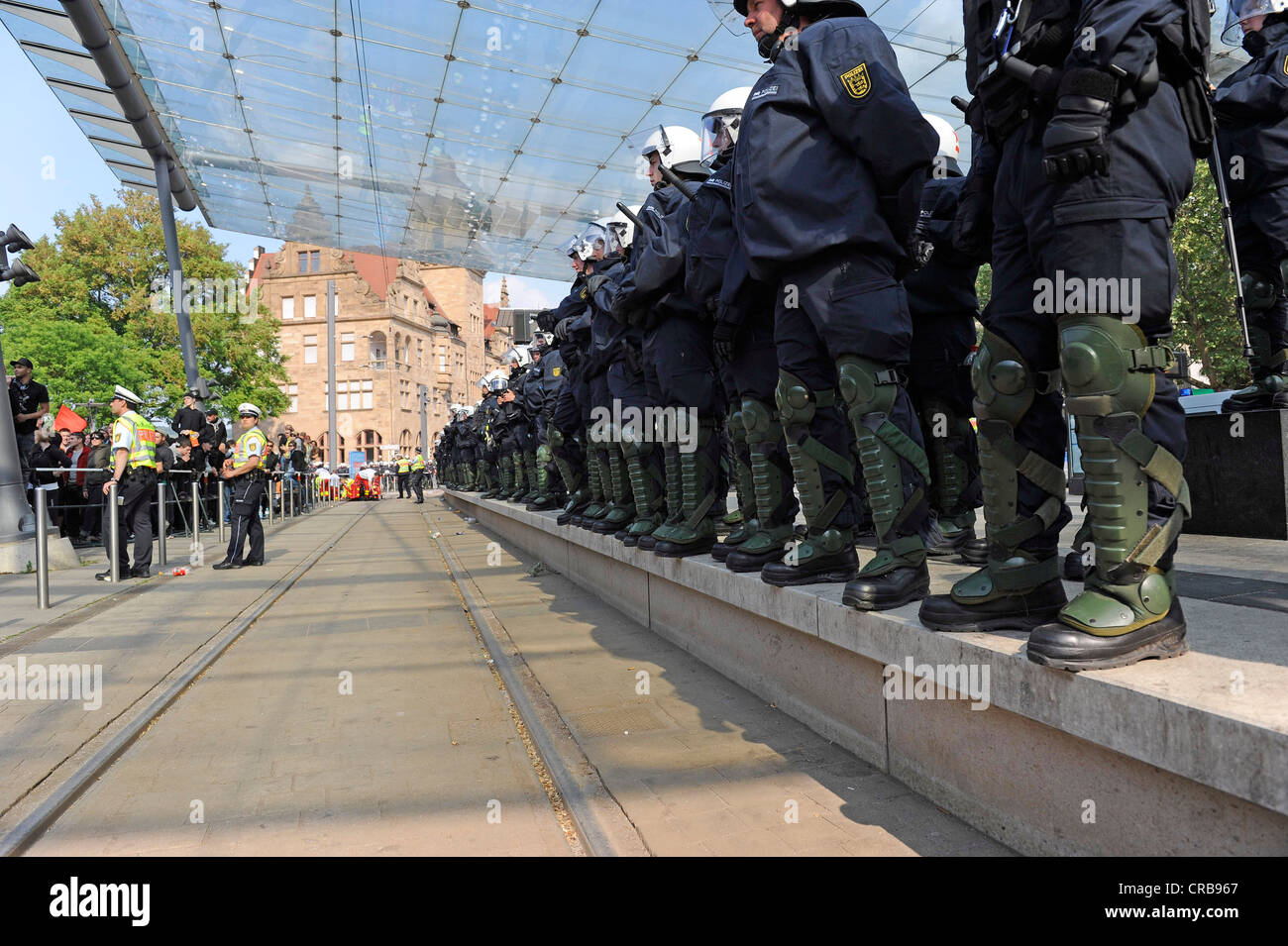 1 maggio rally, i funzionari di polizia tenendo premuto Sinistra dimostranti presso baia presso la stazione ferroviaria, Heilbronn, Baden-Wuerttemberg Foto Stock