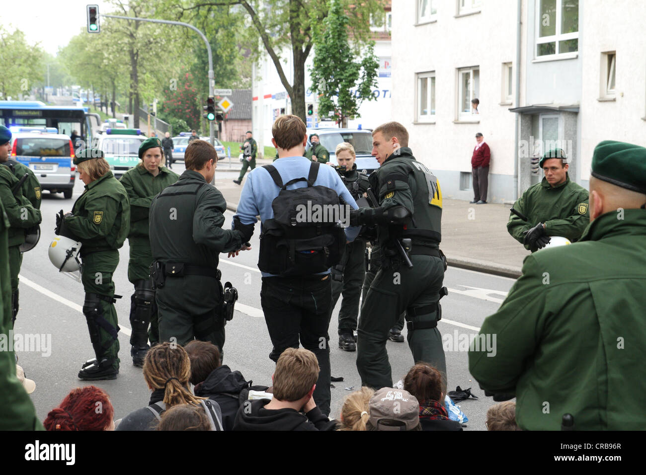 1 maggio rally, polizia arresto di un manifestante di sinistra che stava disturbando il diritto di dimostrare, Heilbronn, Baden-Wuerttemberg Foto Stock