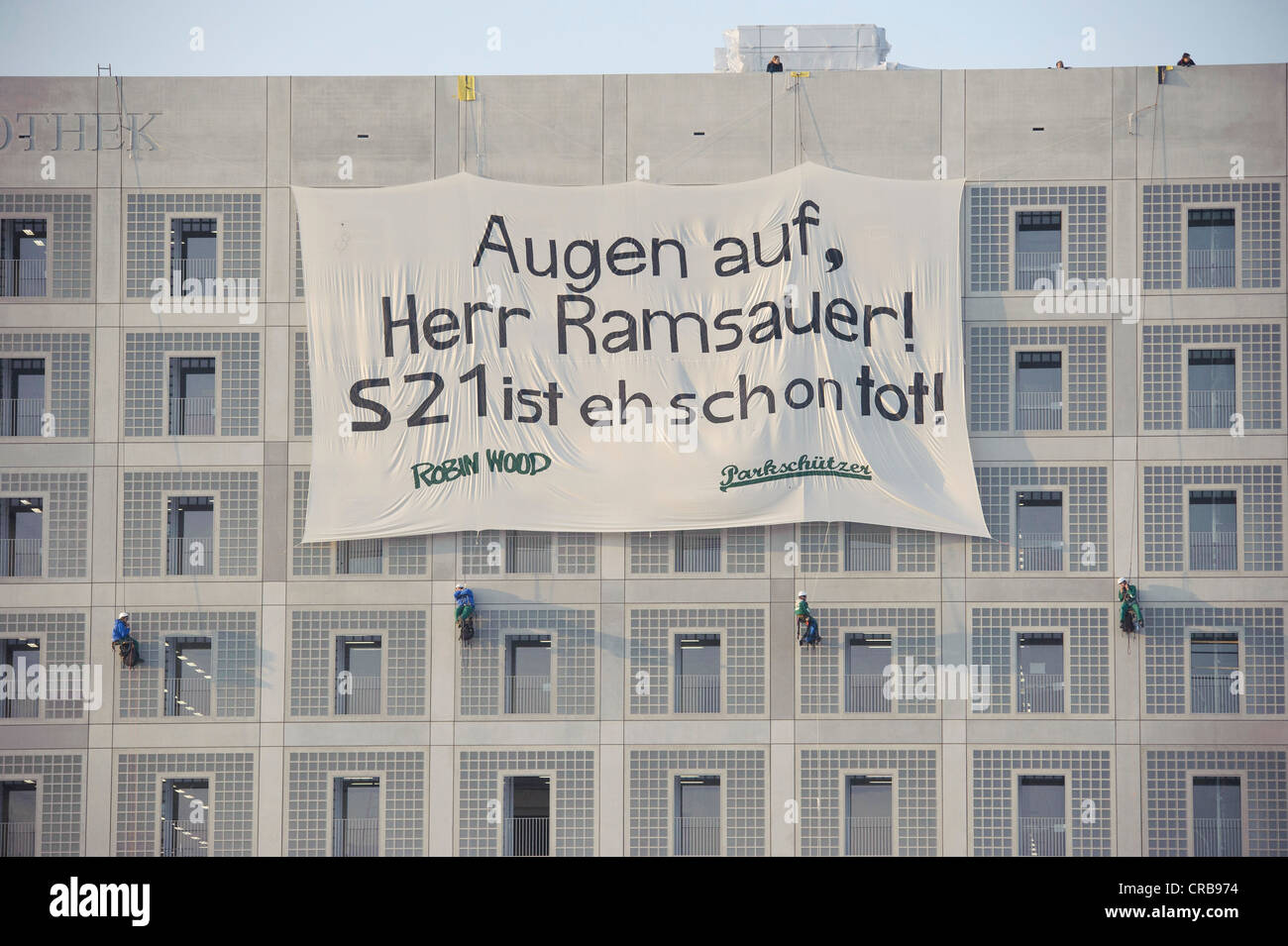 La protesta contro la Stuttgart 21 Stazione ferroviaria project, attivisti distendere un enorme striscione presso la biblioteca comunale, 'Augen auf Herr Foto Stock