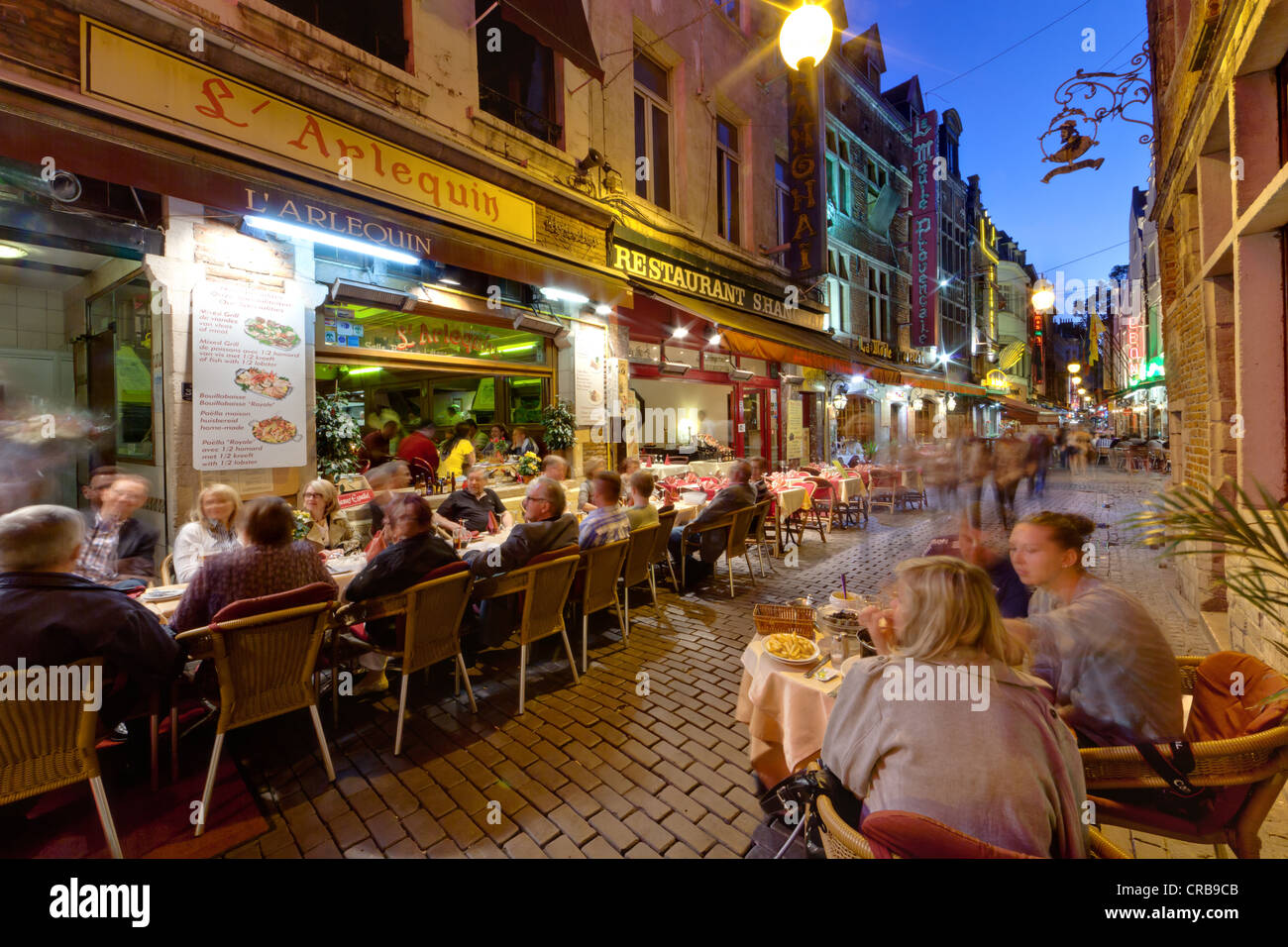 Gli ospiti seduti in strada ristoranti nella città vecchia, Beenhouwersstraat, Bruxelles, Belgio, Europa Foto Stock