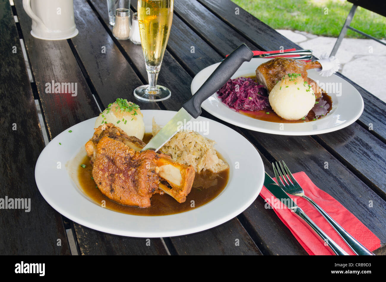 Fuso a snodo di porta e una porzione di anatra arrosto, cibo bavarese, Baviera, Germania, Europa Foto Stock