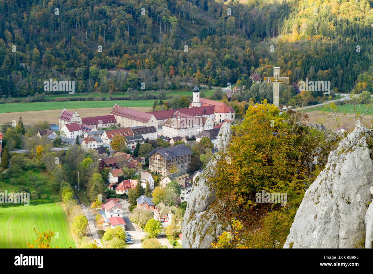 Vista del Petersfels formazione di roccia e Kloster Beuron monastero, superiore valle del Danubio, Landkreis Sigmaringen district Foto Stock