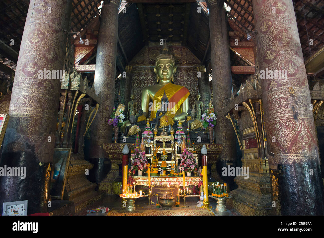 Statua del Buddha nella sim, Wat Xieng Thong tempio, Luang Prabang, Laos, Indocina, Asia Foto Stock