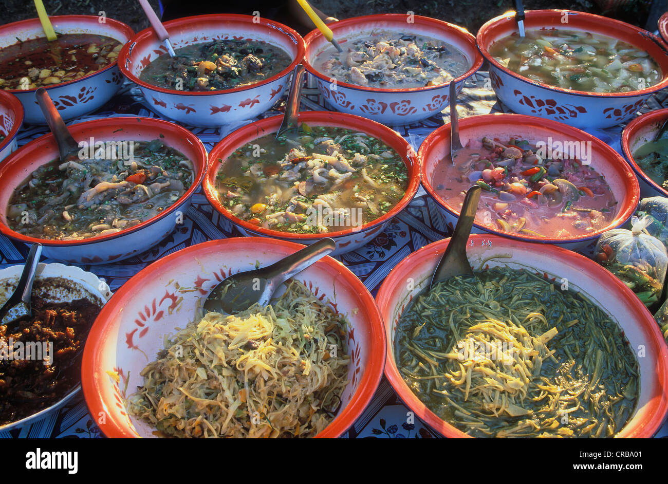 Pasti pronti a cookshop, Talat Tha Heua Mercato, Luang Prabang, Laos, Indocina, Asia Foto Stock