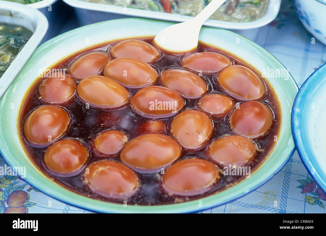 Decapare le uova, Talat Tha Heua Mercato, Luang Prabang, Laos, Indocina, Asia Foto Stock