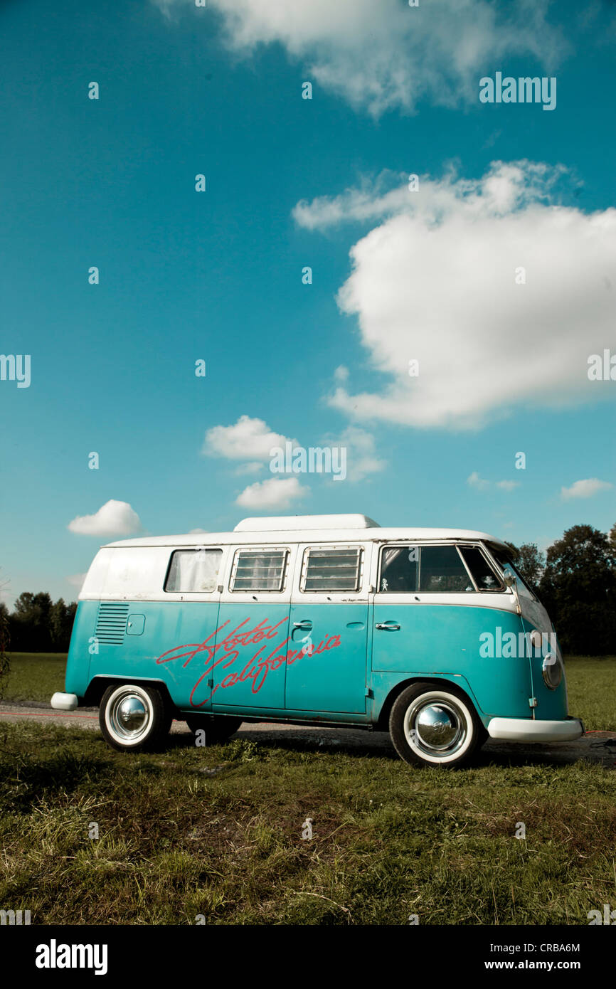 VW camper van, hippie bus, T1, 1960's, turqouise originale e il colore bianco, muro bianco pneumatici, elevare il tetto e iscrizione Foto Stock