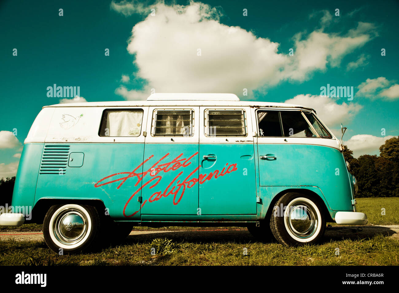 VW camper van, hippie bus, T1, 1960's, turqouise originale e il colore bianco, muro bianco pneumatici, elevare il tetto e iscrizione Foto Stock