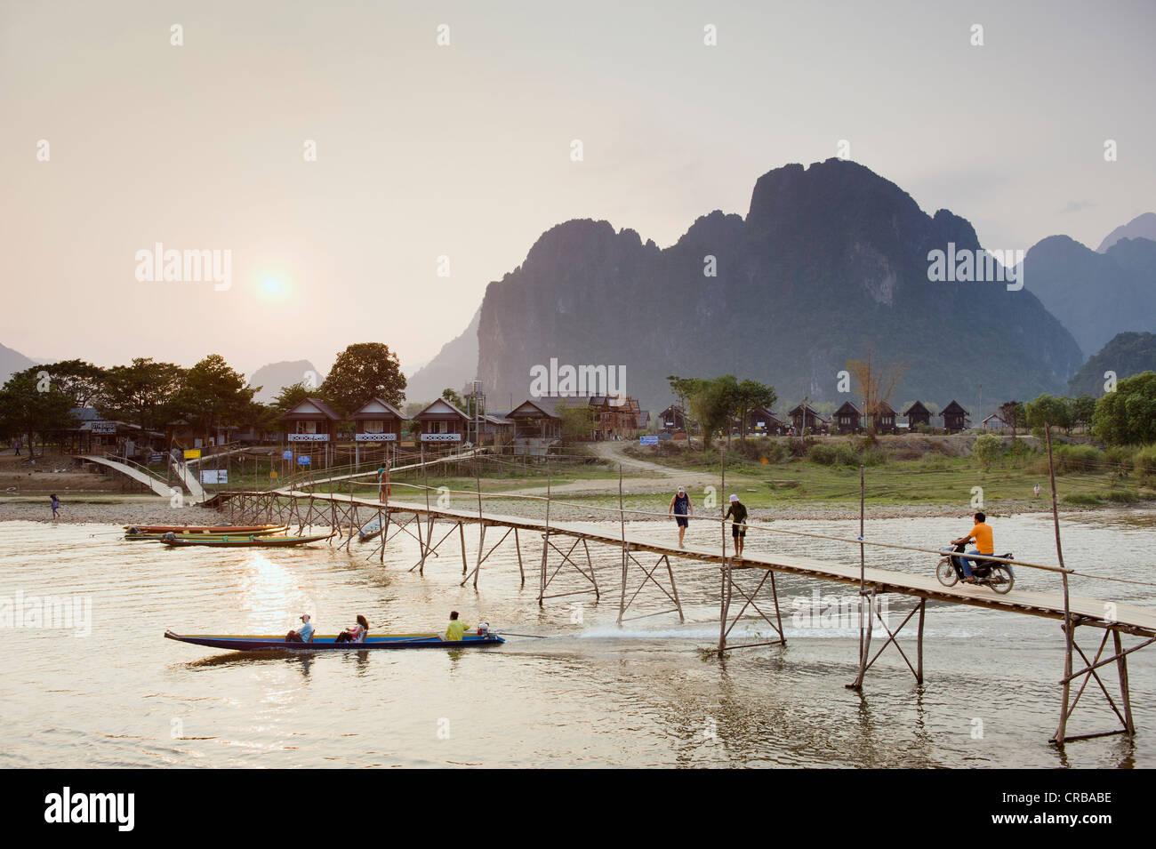 Il bambù ponte sopra il Nam Song River, canoa, montagne carsiche, Vang Vieng, Vientiane, Laos, Indocina, Asia Foto Stock