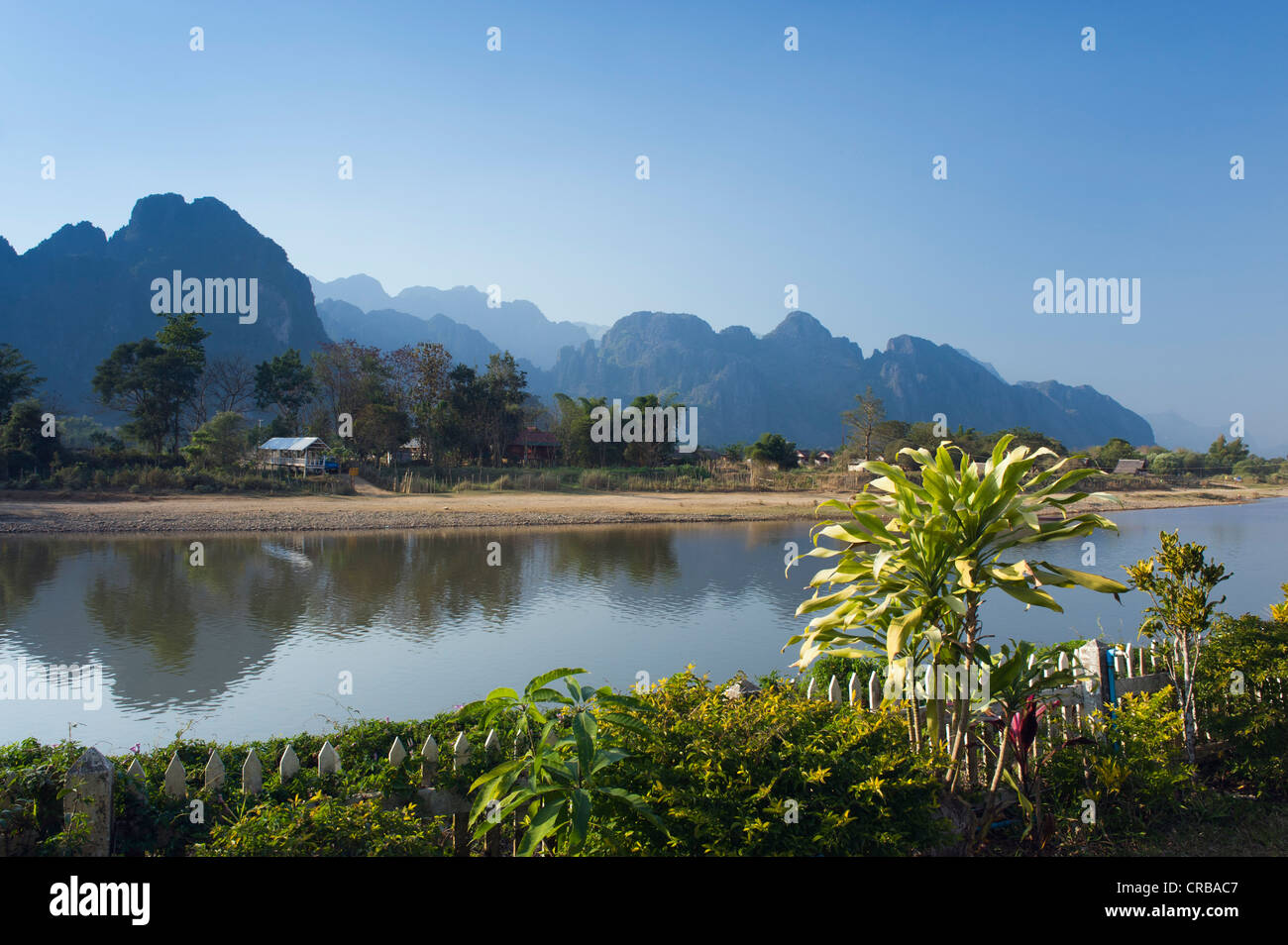 Nam Song River, montagne carsiche, Vang Vieng, Vientiane, Laos, Indocina, Asia Foto Stock