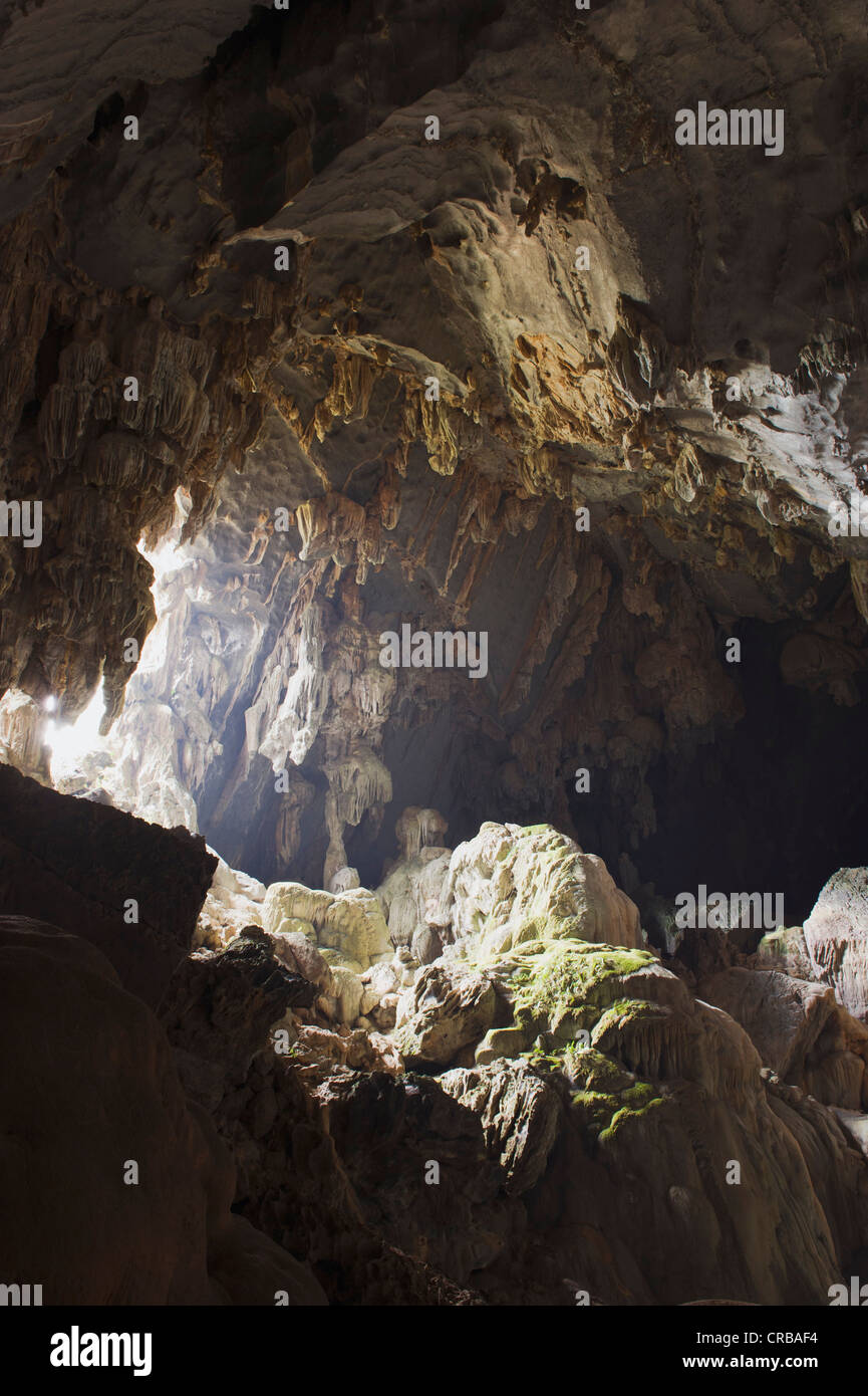 Chang grotta stalattitica, o grotta di calcare nel carso formazioni rocciose, Vang Vieng, Vientiane, Laos, Indocina, Asia Foto Stock