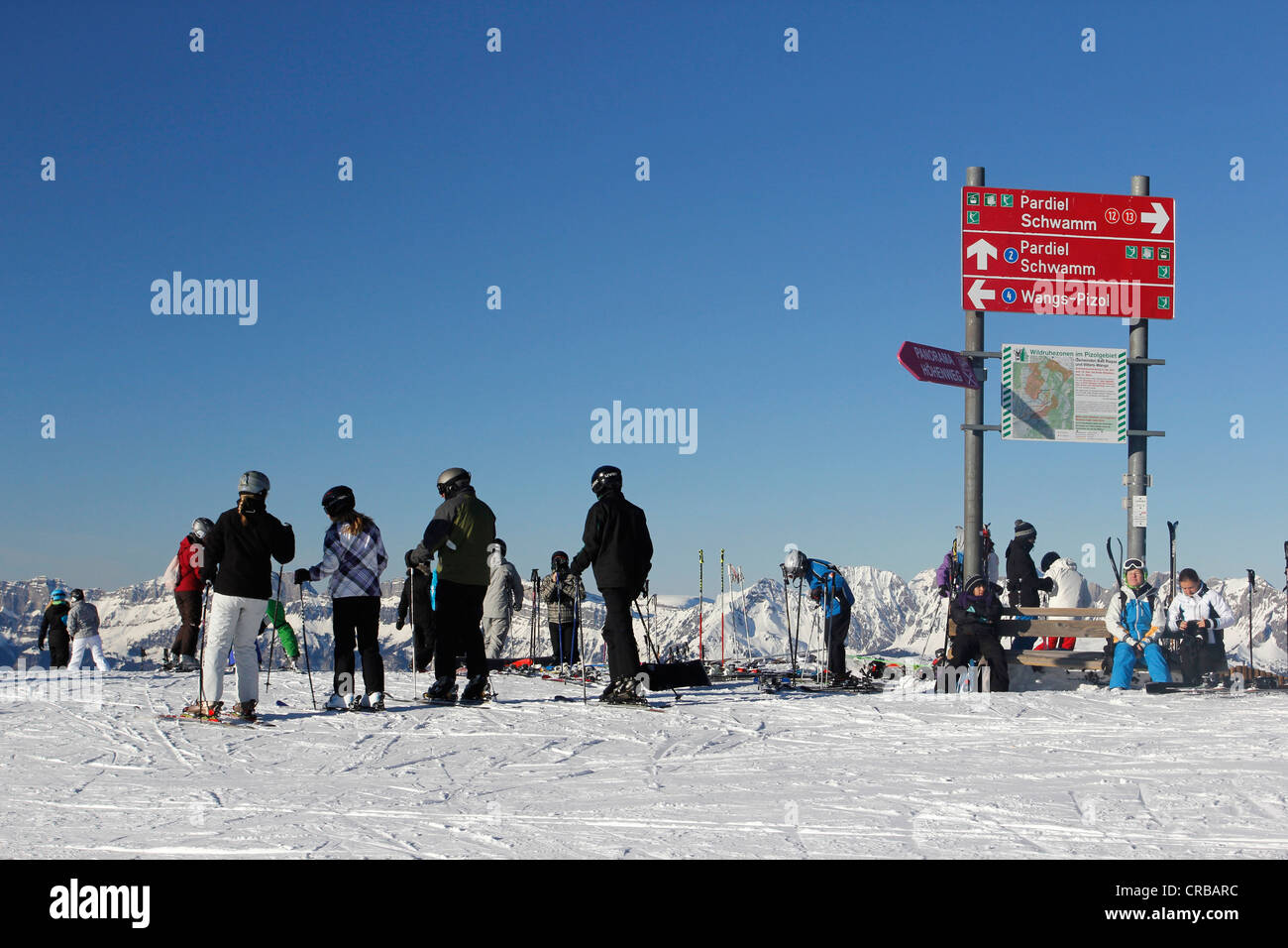 Gli sciatori, il montante di guida del Pizol ski area di San Gallo, Svizzera, Europa Foto Stock