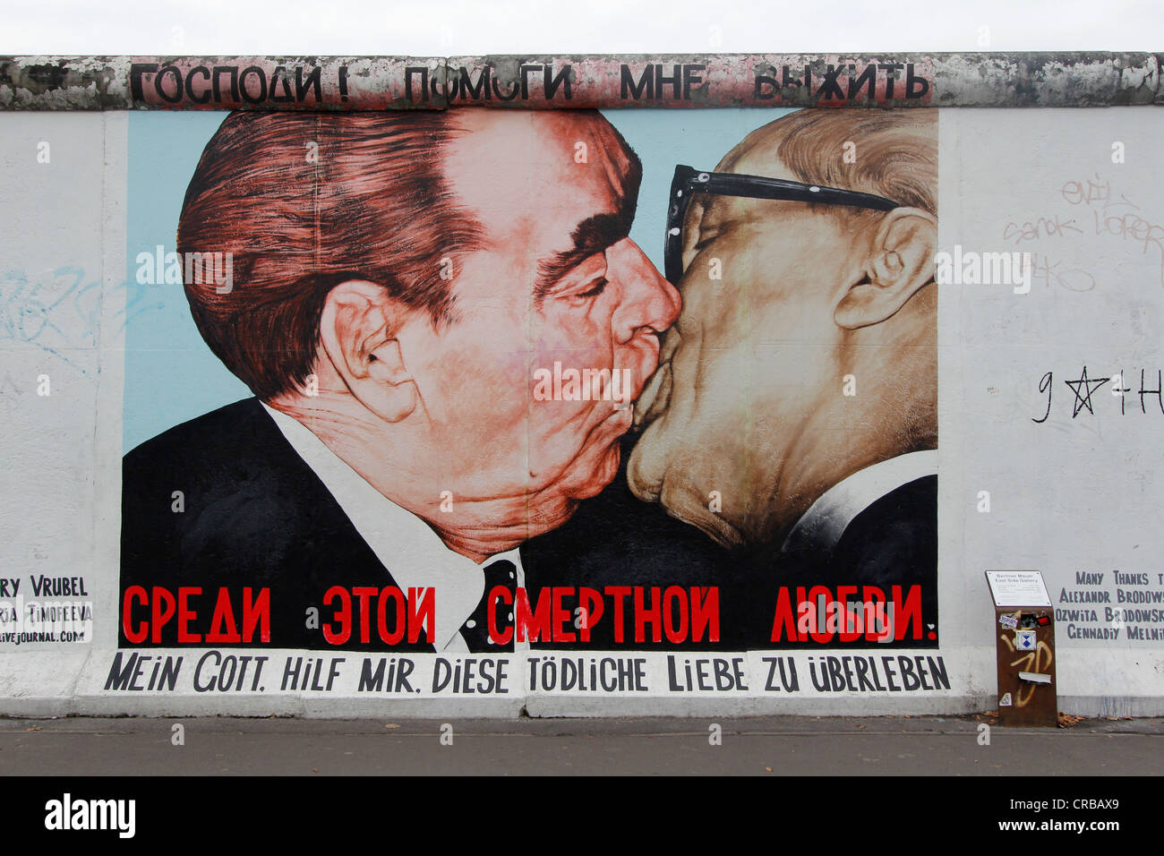 Bacio fraterno tra Leonid Brezhnev e Erich Honecker, Galleria sul lato orientale del Muro di Berlino in arte, Germania, Europa Foto Stock